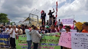 Merangkai Asmara,Lencana Bupati â€œTertanggalkanâ€